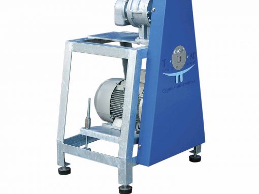 Dry lobe vacuum pump
